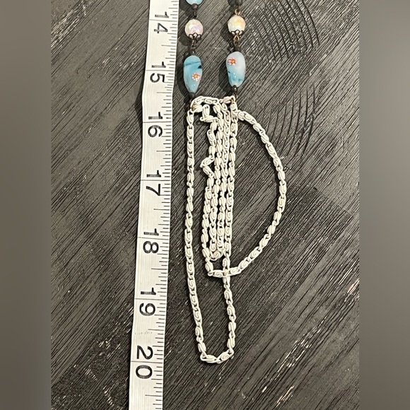 Vintage long white chain with blue long glass floral beads & AB white spacer - Picture 12 of 12